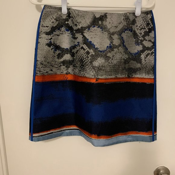 Fully lined knee length skirt by Elie Tahari - Picture 1 of 2